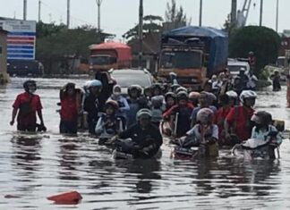 Banjir Terjadi di Semarang Sejak Sabtu Masih Belum Surut Sampai Hari Ini