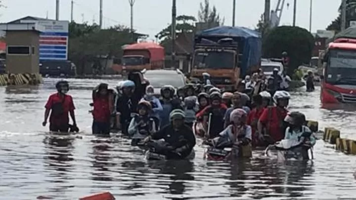 Banjir Terjadi di Semarang Sejak Sabtu Masih Belum Surut Sampai Hari Ini banjir