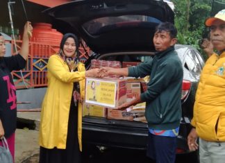 Fungsionaris Golkar Makassar Hj Amriana Bantu Warga Terdampak Angin Puting Beliung