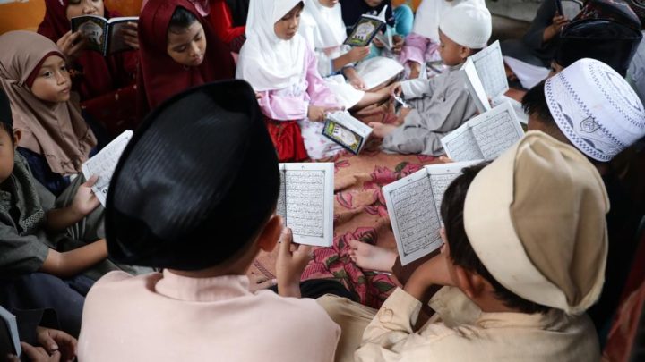 Relawan Mak Ganjar Salurkan Iqra hingga Makanan Siap Saji di Gowa relawan mak ganjar