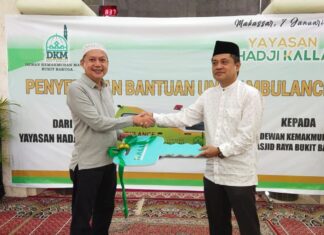 Yayasan Hadji Kalla Serahkan Mobil Ambulans untuk Masjid Raya Bukit Baruga