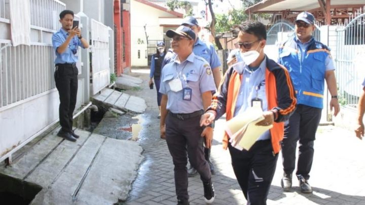 Dirut PDAM Makassar, Beni Iskandar (tengah)/Rilis perumda air minum makassar