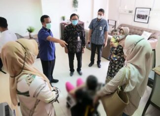 Gubernur Sulsel Jenguk Pasien Anak yang Mengalami Kelainan Jantung di RSCM Jakarta