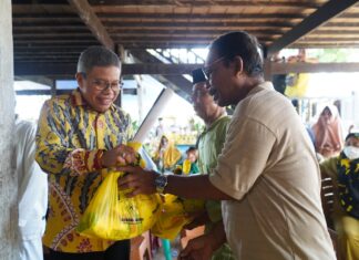 Taufan Pawe Salurkan Bantuan Sembako Golkar Sulsel untuk Korban Puting Beliung di Barru