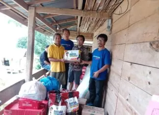 Gubernur Sulsel Salurkan Bantuan ke Korban Kebakaran dan Angin Puting Beliung di Toraja