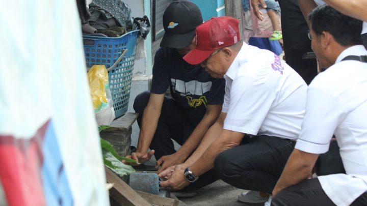 Dirut PDAM Makassar, Beni Iskandar meninjau meteran air pelanggan/Rilis pdam makassar