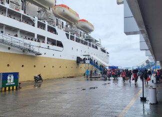 Cuaca Ekstrem, Penumpang di Pelabuhan Makassar Diminta Siaga dan Waspada