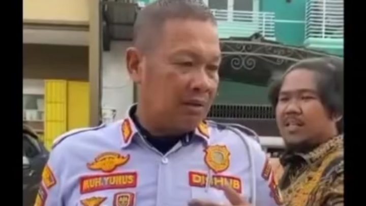 Tangkapan layar Petugas Dishub bersikap arogan saat bela anak anggota DPRD Wajo yang aniaya tukang parkir (Ist) anggota dprd wajo