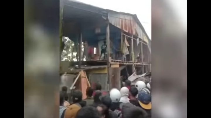 Ribuan Warga Bongkar Rumah Pelaku Penculikan dan Pembunuhan Bocah 11 Tahun kasus penculikan