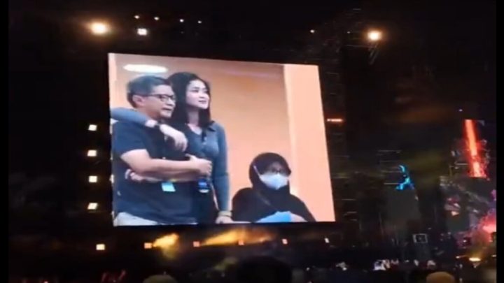 Heboh, Rocky Gerung Dirangkul Wanita Saat Nonton Konser Dewa 19 rocky gerung