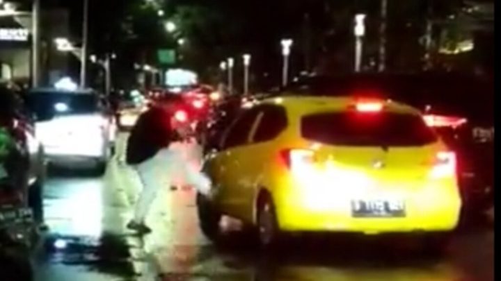 Viral, Pengendara Mobil Fortuner Merusak Mobil Pengendara Lain video viral