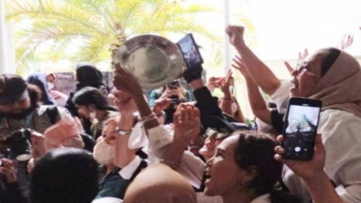 Heboh, Pagar Pembatas Ruang Sidang Patah Gegara Girangnya Fans Bharada E Saat Vonis, PN Jaksel Maklumi fans bharada e