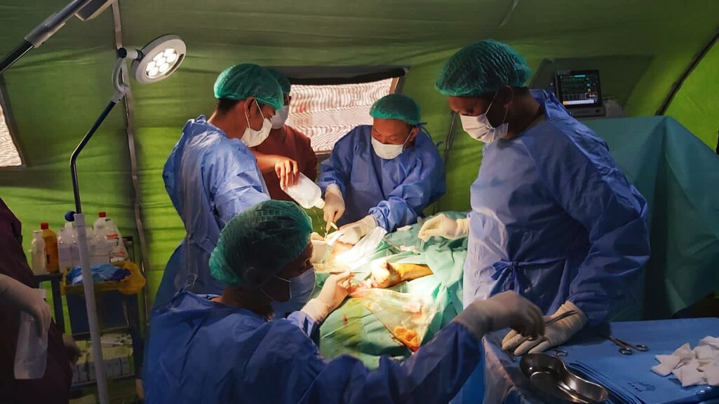 Tim EMT RI Lakukan Operasi Bedah Pertama ke Korban Gempa di Turki