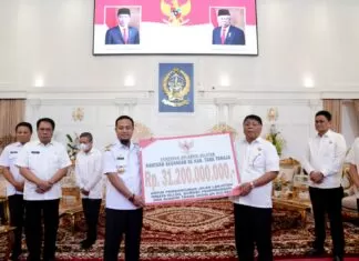 Fokus Tuntaskan Wisata Ollon, Gubernur Sulsel Serahkan Rp31,2 Miliar ke Pemkab Tana Toraja