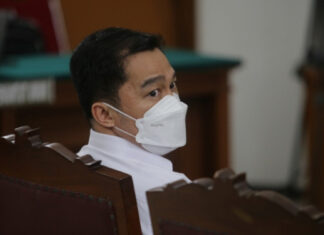 Ayah Arif Rahman Nangis Minta Kapolri Terima Anaknya Kembali Jadi Polisi