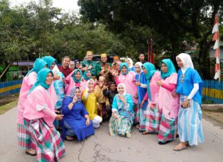 63 Tahun Pangkep, Gubernur Sulsel 'Dihadang' Emak-Emak di Tengah Jalan