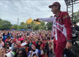 Ketua DPRD Makassar Rudianto Lallo Jalan Sehat Bersama Puluhan Ribu Warga Biringkanaya