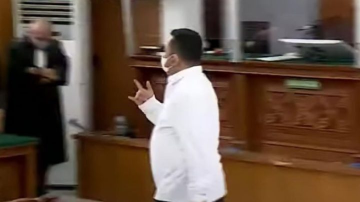 Divonis 15 Tahun Penjara, Kuat Ma'ruf Beri Simbol 'Tangan Metal' ke Jaksa kuat ma'ruf