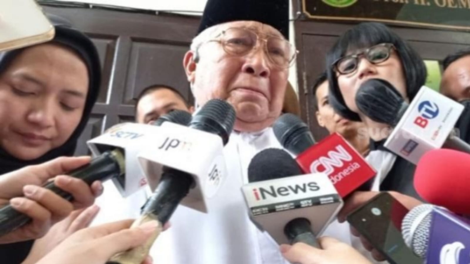 Ayah Arif Rahman Nangis Minta Kapolri Terima Anaknya Kembali Jadi Polisi