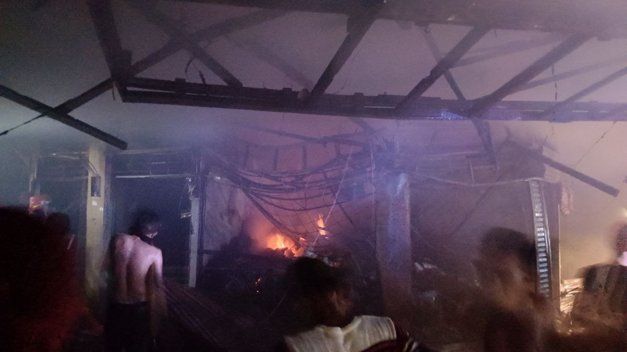 24 Kios Pedagang di Pasar Terong Makassar Hangus Terbakar