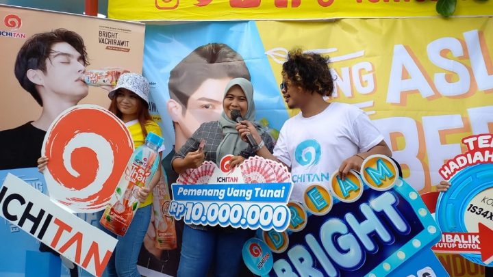 Wanita Asal Kota Makassar Raih Hadiah Uang Tunai dari Ichitan ICHITAN