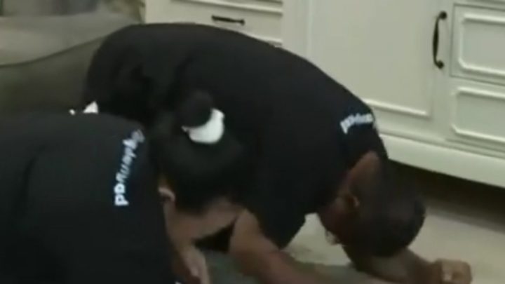 Tangkapan layar video kedua orang tua Bharada Eliezer sujud sambil menangis usai anaknya divonis 1,5 tahun penjara/Instagram @suarabergema2.id bharada eliezer