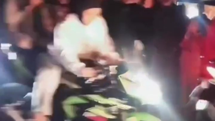 Tangkapan layar video viral wanita berjilbab dilempari petasan gegara geber motor Ninja hingga membuat macet jalanan/Instagram @kepoin_trending wanita geber motor