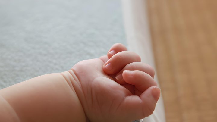 perawat gunting jari bayi