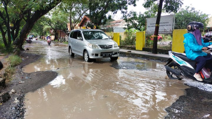 Pengendara Keluhkan Akses Jalan Diduga Rusak Akibat Aktivitas Tambang, di Mana Pemerintah Jeneponto? pengendara