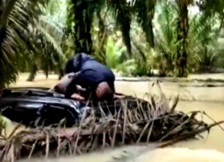 Pria terjebak banjir