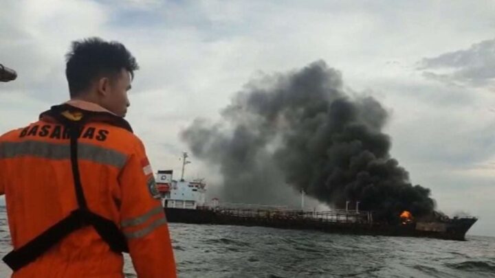 Gambar Kapal BBM Pertamina yang kebakaran/tvOneNews.com kapal bbm pertamina terbakar