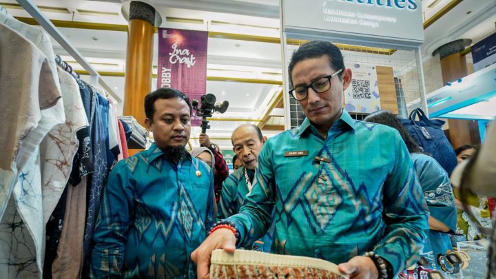 Gubernur Dampingi Sandiaga Uno Tinjau Produk Kerajinan: Produk Sulsel Luar Biasa Pemprov Sulsel