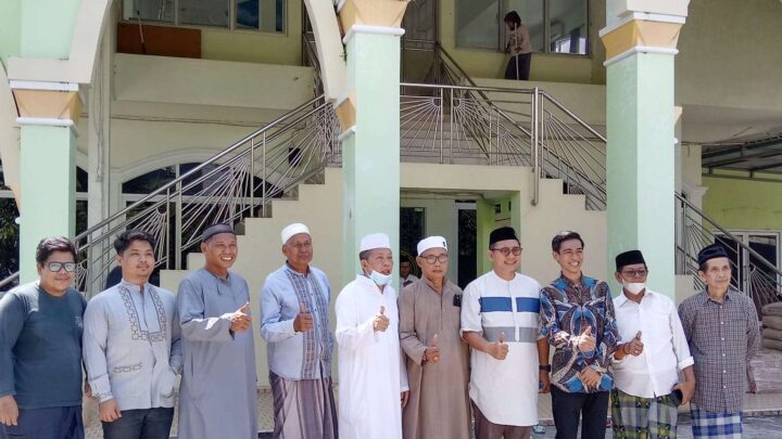 Wakil Ketua DPRD Makassar ARA Serahkan Langsung Dana Hibah Rp50 Juta ke Pihak Masjid Khaerullah BTP adi rasyid ali