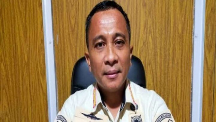 Satpol PP Makassar Bersihkan Alat Peraga Kampanye Pemilu Kota Makassar