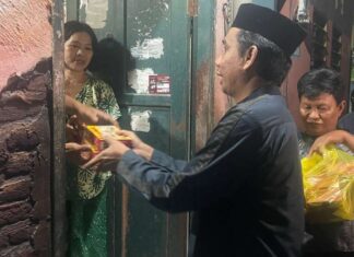 Ketua DPRD Makassar Rudianto Lallo Keliling Rumah Warga Bagikan Makanan Sahur
