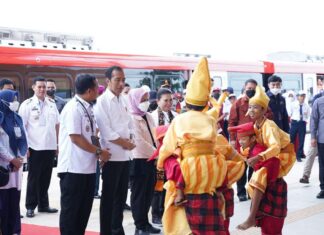 Kereta Api Pertama di Sulsel yang Dikerjakan PT Bumi Karsa Diresmikan Jokowi