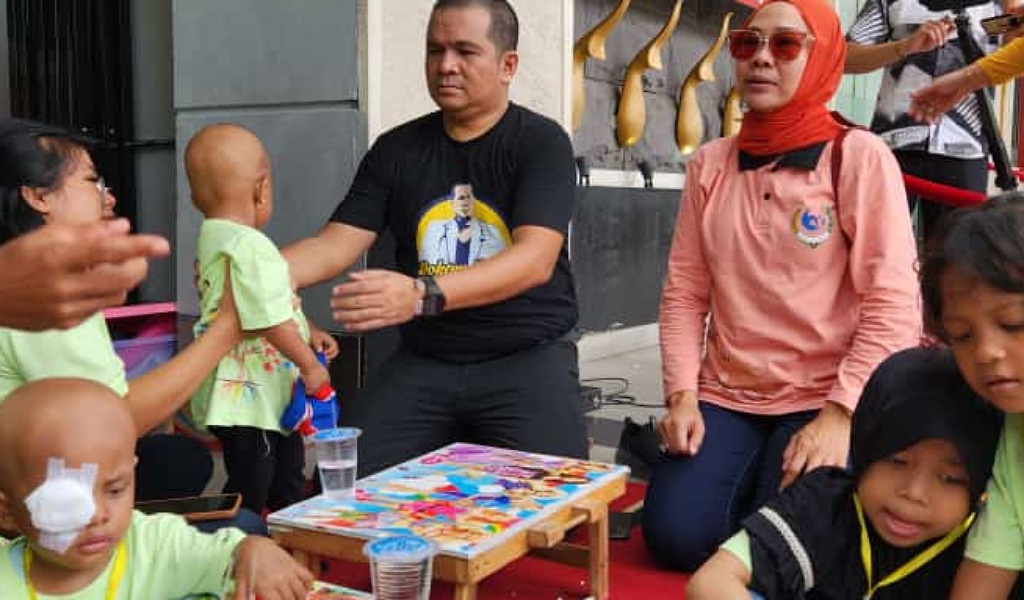 Aksi Dokter Koboi Gunduli Rambut Peringati Hari Kanker Anak Internasional