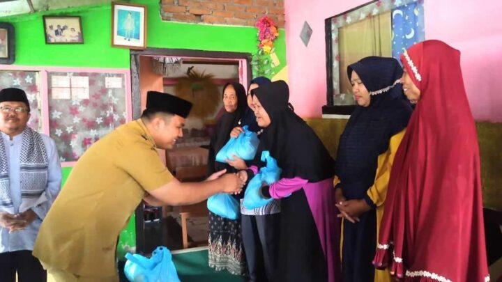 Ramadan Berbagi, Diskominfo Makassar Salurkan Paket Sembako ke Lorong Wisata Viborg Denmark ramadan berbagi