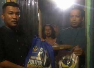 Grebek Sahur di Hari Pertama Puasa, Rusdi Masse Bagikan Ratusan Paket Sembako