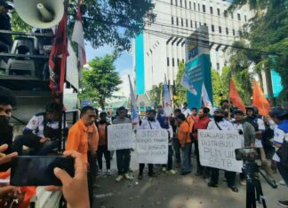 5 Ribu Pekerja Putus Kontrak, FSPMI Sulsel Unjuk Rasa di Kantor PLN Makassar