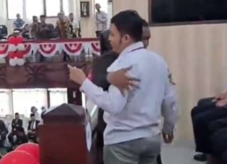 Tuntutan Pemuda Hambur Uang Mainan Saat Plt Wali Kota Bekasi Pidato, Singgung Perjudian