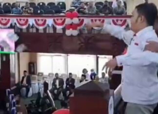 Viral, Pria Hambur Uang Mainan Saat Plt Wali Kota Bekasi Pidato