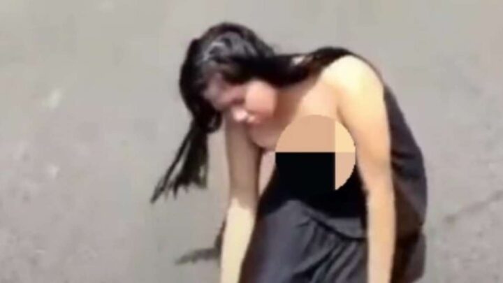 Tangkapan layar video viral wanita cantik diduga ODGJ peragakan gerakan shalat di tengah jalan/Instagram @fakta.medan wanita cantik shalat