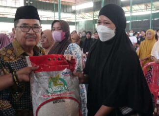 Judas Amir Mulai Penyaluran Cadangan Beras Pemkot Palopo untuk Keluarga Penerima Manfaat