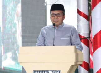 Wali Kota Makassar Dampingi Pangdam XIV Hasanuddin Bagikan Bantuan Sembako untuk Anak Yatim Piatu