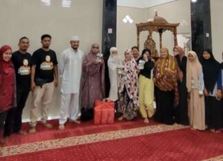 Ketua IPTI Makassar Irfan Darmawan Bagikan Ratusan Paket Takjil ke Berbagai Masjid