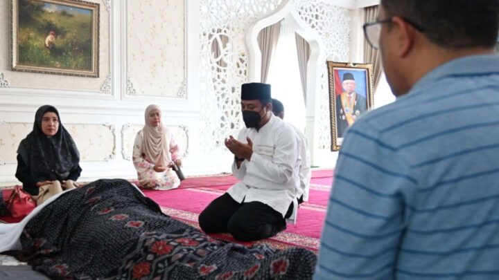 Gubernur Sulsel Melayat dan Sampaikan Belasungkawa Berpulangnya Rapsel Ali Melayat