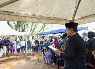 Gubernur Sulsel Jadi Inspektur Upacara Pemakaman Rapsel Ali di TMP Panaikang