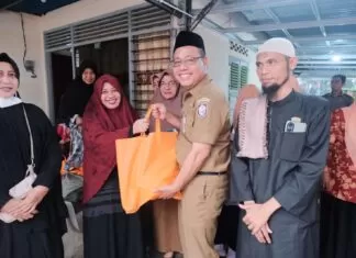 Sasar Lorong Wisata, Sekretaris DPRD Makassar Salurkan Bantuan Sembako dari Pemkot