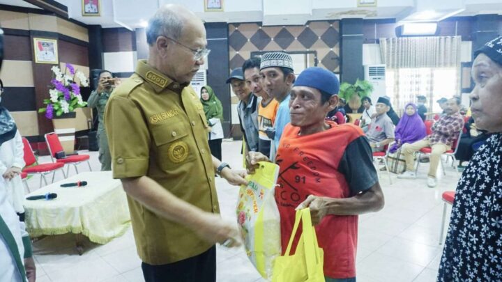 Bupati Jeneponto, Iksan Iskandar Serahkan Paket Sembako kepada Masyarakat Kurang Mampu bupati jeneponto